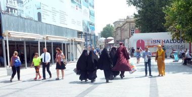 Örtülü Müslüman kadınlar bir erkekle yürüyüş