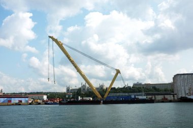 Istanbul'da Vinçler ile kargo liman