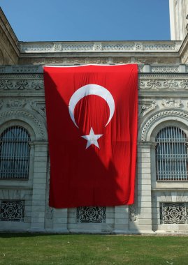 Duvarda asılı dev Türk bayrağı