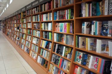 kitap raflarında