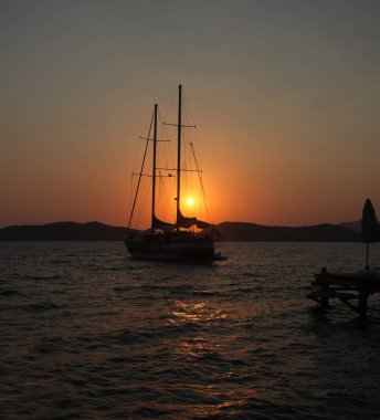 Yat ve iskelesi siluetleri şafak