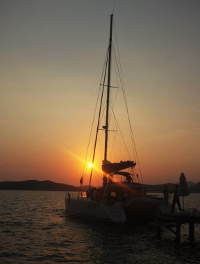 Yat ve iskelesi siluetleri şafak