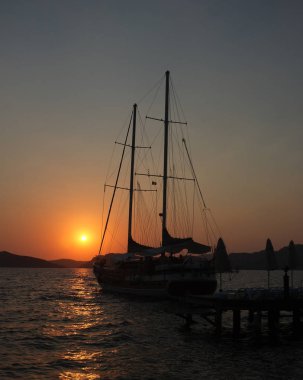 Yat ve iskelesi siluetleri şafak