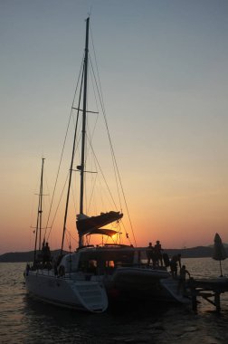 Yat ve iskelesi siluetleri şafak