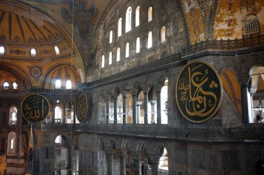 Bir tarihi caminin iç görünüm