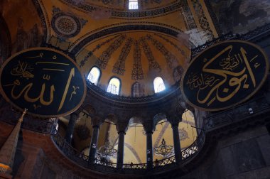 Bir tarihi caminin iç görünüm