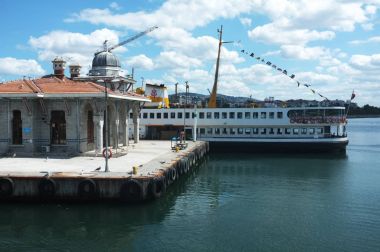 Bağlantı noktası alanına toplu taşıma gemi geldi