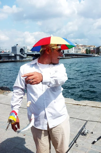 Boğaziçi, Istanbul balık yakaladı balıkçı — Stok fotoğraf
