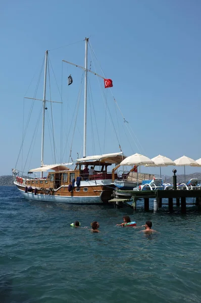 Family swimming near jetty — Stock Photo, Image