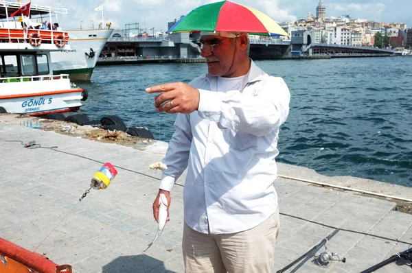 Fiskaren som fångade fisk i Bosphorus, Istanbul — Stockfoto