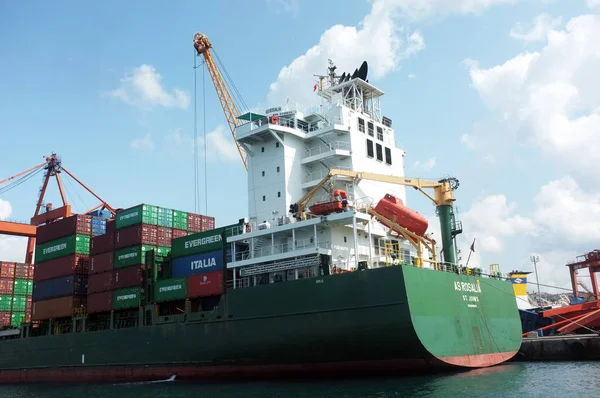 Vrachtschip is gedokt aan Haydarpasa poort — Stockfoto