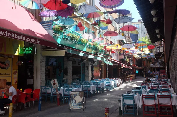 Pequena rua decorada com guarda-chuvas coloridos flutuantes — Fotografia de Stock