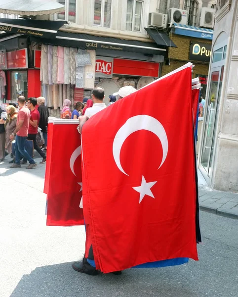 Istanbul'da Türk bayrakları satan satıcı bayrak