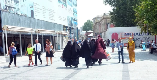 Zahalené muslimky chodit s mužem — Stock fotografie