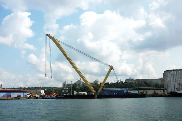 Cargo port med tranor i Istanbul — Stockfoto