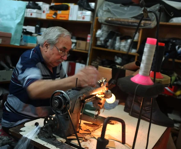 Mayores zapateros trabaja en su taller —  Fotos de Stock