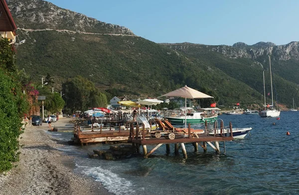 Paesaggio di piccola baia con pontile e barche — Foto Stock