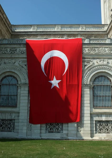 Giant Turkish flag hanging on the wall — Stock Photo, Image