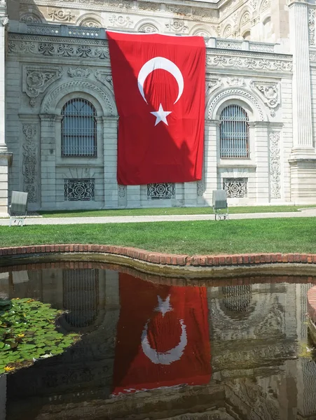 马巴赫切宫宫殿的土耳其国旗 — 图库照片