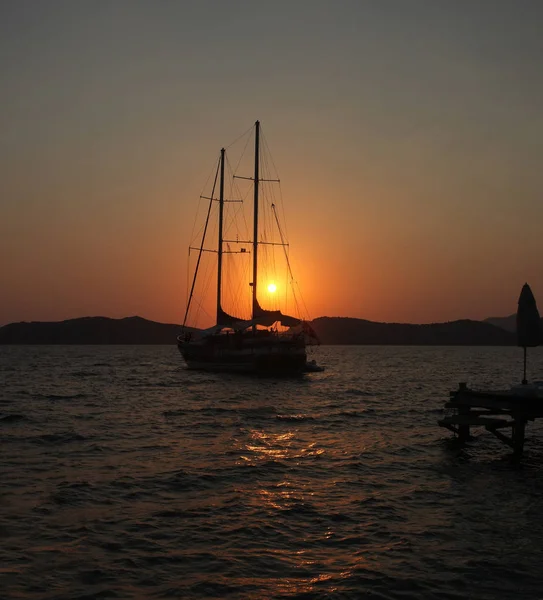 Jacht en jetty silhouetten bij dageraad — Stockfoto