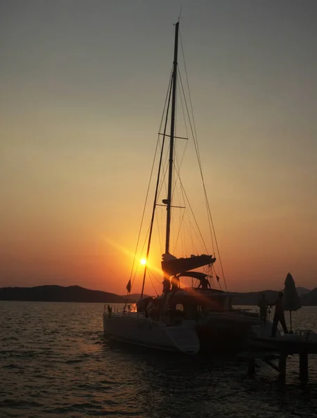 Yacht and jetty silhouettes at dawn — Stock Photo, Image