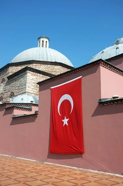 Tarihi Türk bayrağı ile bina