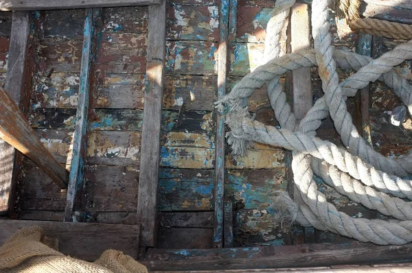 Nautical rusty rope on a wreckage — Stock Photo, Image