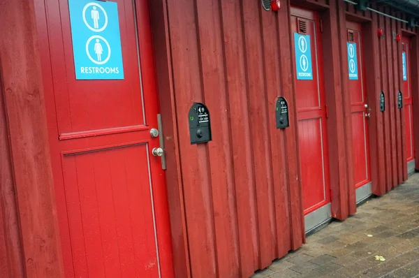 Tuvalet işaretleri ile ahşap kapılar — Stok fotoğraf