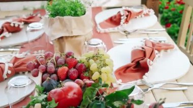 Domates temalı düğün yemeği masası..