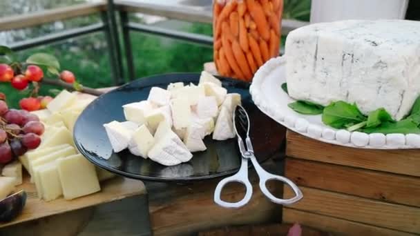 Buffet Queijo Salame Pão Bolachas Lanches — Vídeo de Stock