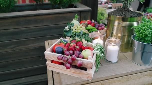 在木制篮子里的水果 — 图库视频影像