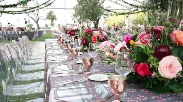 結婚式のダイニングテーブル 結婚式だ バラの花束 色とりどりの花 — ストック動画