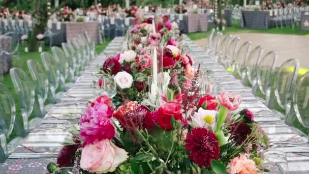 Bröllopsbord Rustikt Bröllop Roulett Rosor Färgrika Blommor — Stockvideo