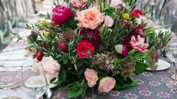 Hochzeitstisch Vorhanden Rustikale Hochzeit Rosenstrauß Bunte Blumen — Stockvideo
