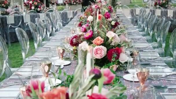 Bruiloft Eettafel Rustieke Bruiloft Rouquet Van Rozen Kleurrijke Bloemen — Stockvideo