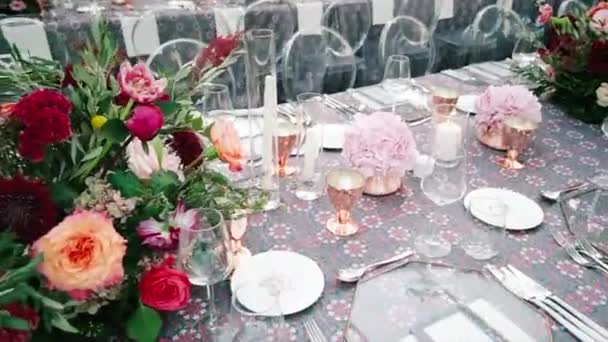 結婚式のダイニングテーブル 結婚式だ バラの花束 色とりどりの花 — ストック動画