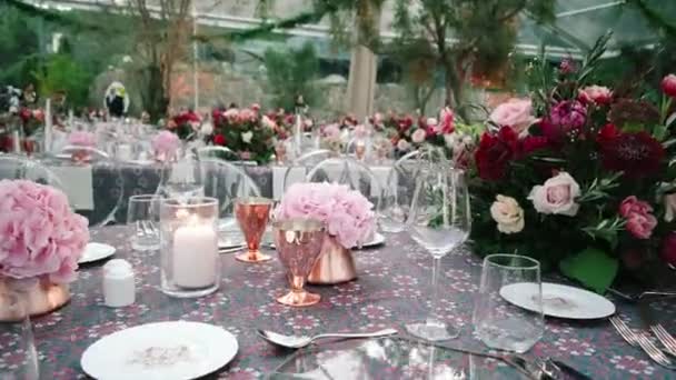 Свадебный Стол Сельская Свадьба Рукет Роз Красочные Цветы — стоковое видео