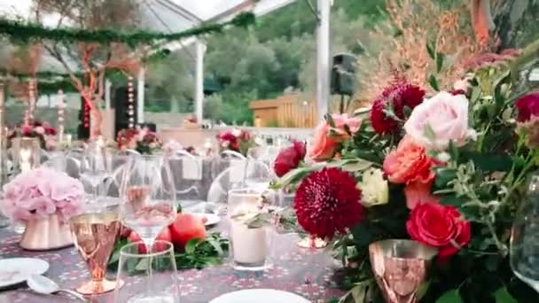 Svatební Jídelní Stůl Rustikální Svatba Rouquet Růží Barevné Květiny — Stock video