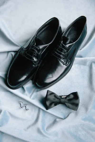 Acessórios Groom Sapatos Gravata Borboleta Abotoaduras Fundo Azul — Fotografia de Stock