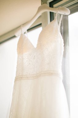 Askıda asılı beyaz bir gelinlik. Gelinlik alıyorum..