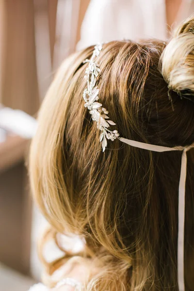 Sposa Sta Preparando Dal Parrucchiere Una Vestaglia Bianca Sopra — Foto Stock