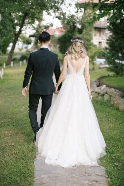 Gelin ve damat el ele yürür.. 