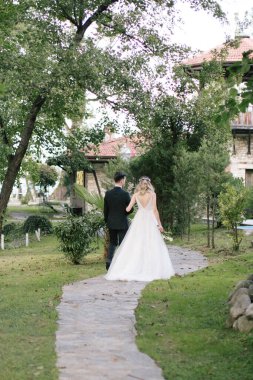 Gelin ve damat el ele yürür.. 