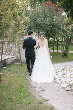 Gelin ve damat el ele yürür.. 