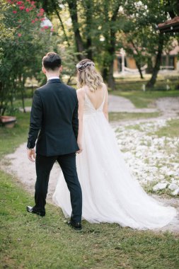 Gelin ve damat el ele yürür.. 