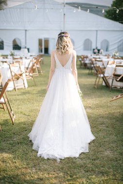 Gelin sırtı dönük poz verir.