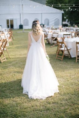 Gelin sırtı dönük poz verir.