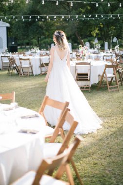 Gelin sırtı dönük poz verir.