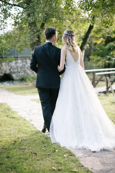 Gli Sposi Camminano Fianco Fianco Mano — Foto Stock