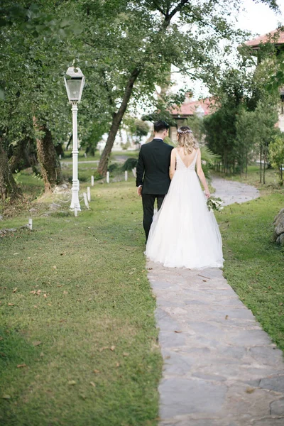 Gli Sposi Camminano Fianco Fianco Mano — Foto Stock